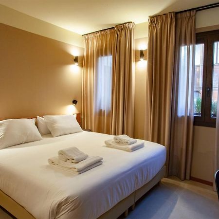 Casa Y Fonda 1888 Hotel อัลกาลาเดเอนาเรส ภายนอก รูปภาพ